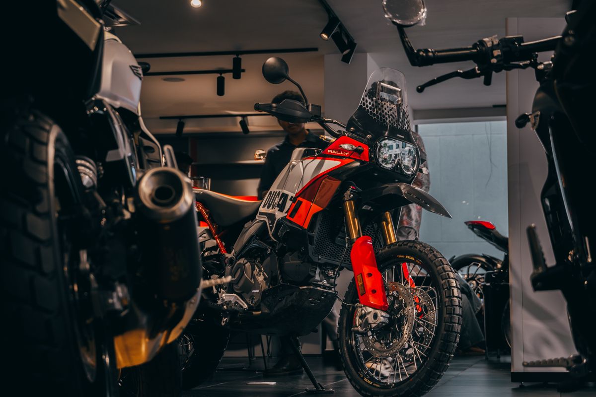 Mağazada sergilenen farklı motosikletler